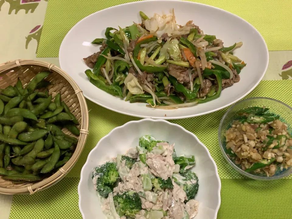 牛肉と野菜の炒め物、ブロッコリーとサラダツナのサラダ、オクラとみょうがのおかか和え、だだちゃ豆|peanutsさん