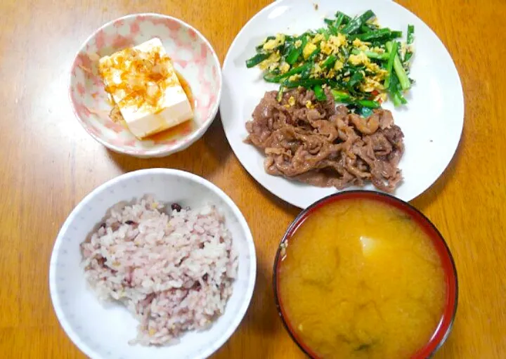 ９月７日　牛肉の炒め物　ニラ玉　冷奴　山芋のお味噌汁|いもこ。さん