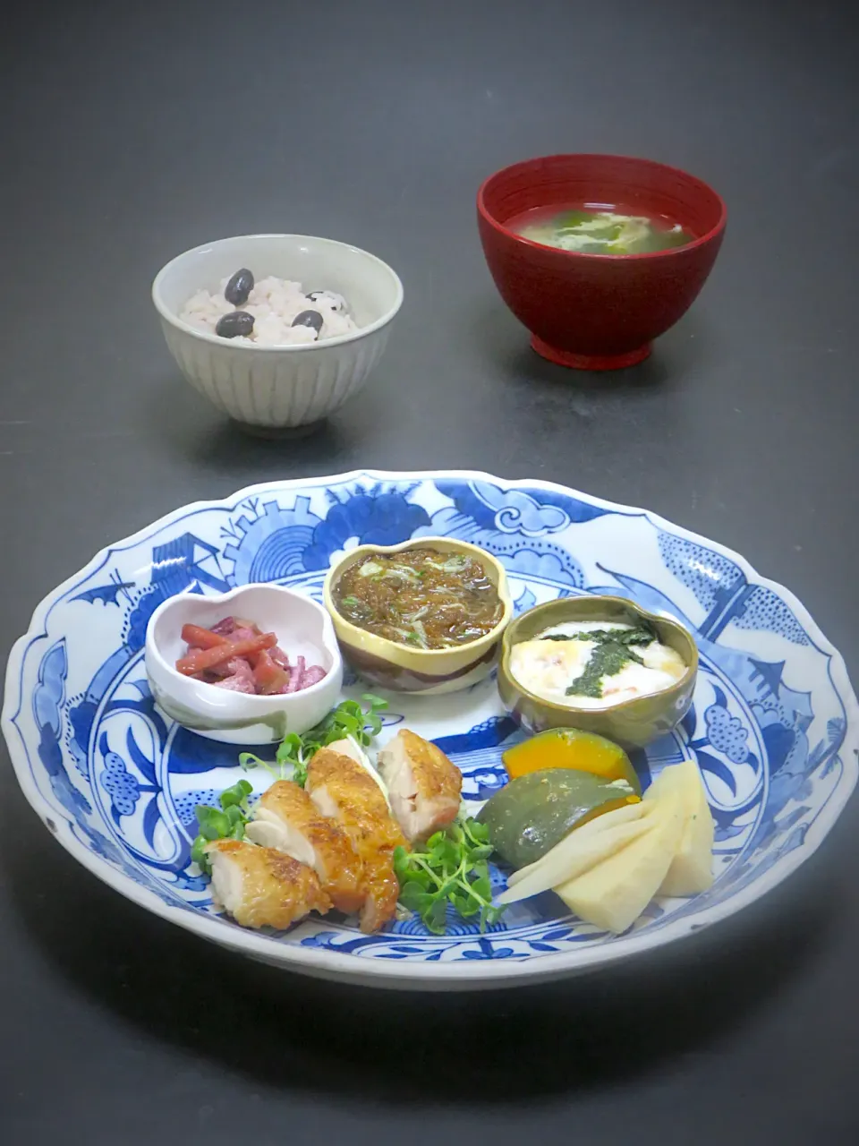 9月17日
今晩は、鶏のパリパリ焼き、芋茎の酢の物、もずくと胡瓜、 とろろ芋梅肉和え、南瓜の炊合せ、玉子汁、黒豆ご飯|akazawa3さん