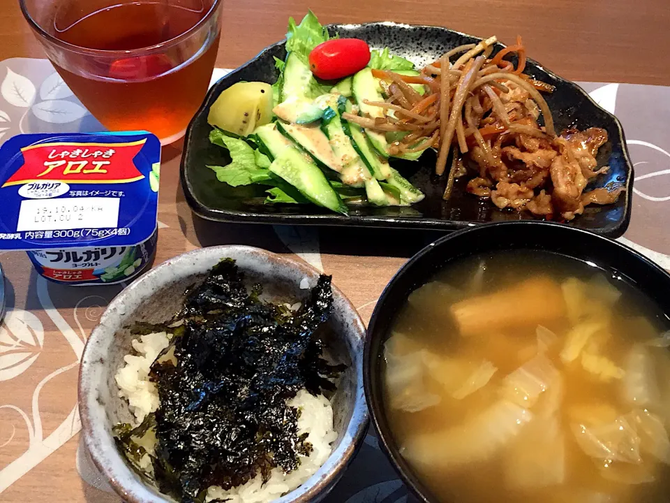 Snapdishの料理写真:朝ごはん
豚肉甘辛炒め、レタス、きゅうり、アイコ、サンゴールド、白米、韓国海苔、白菜の味噌汁、アロエヨーグルト、ルイボスティー|かよちゃんさん