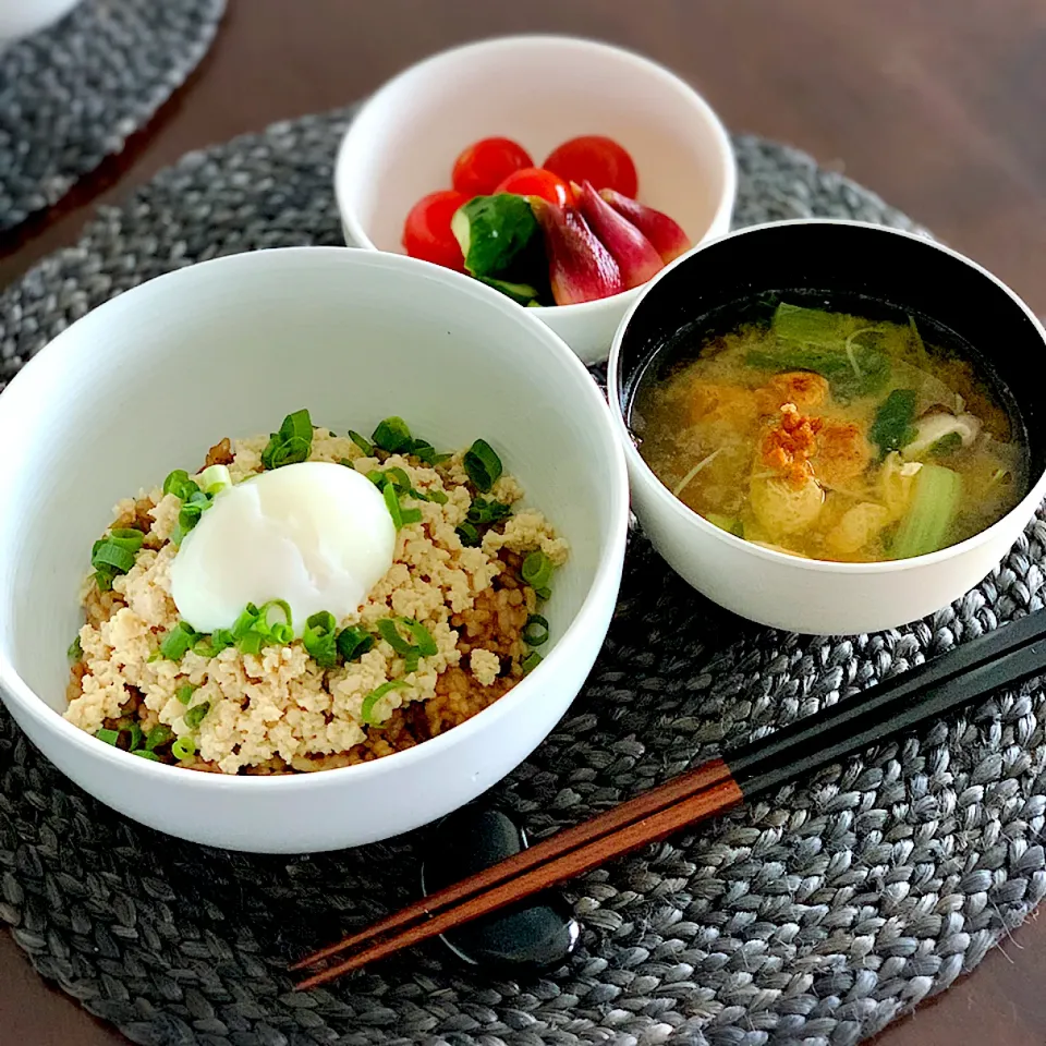 朝ごはん。温玉そぼろ丼。|恭子さん