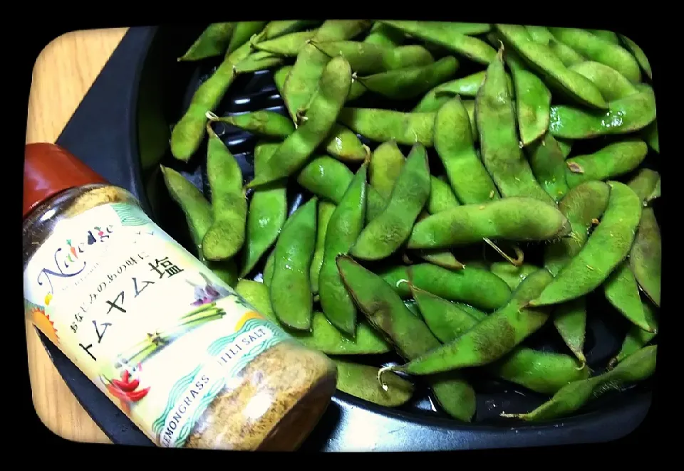 Snapdishの料理写真:オーブントースターで☝️😁
💚枝豆の蒸し焼き💚
トムヤム塩で食す|ひとみんΨ(*´∀｀)Ψさん