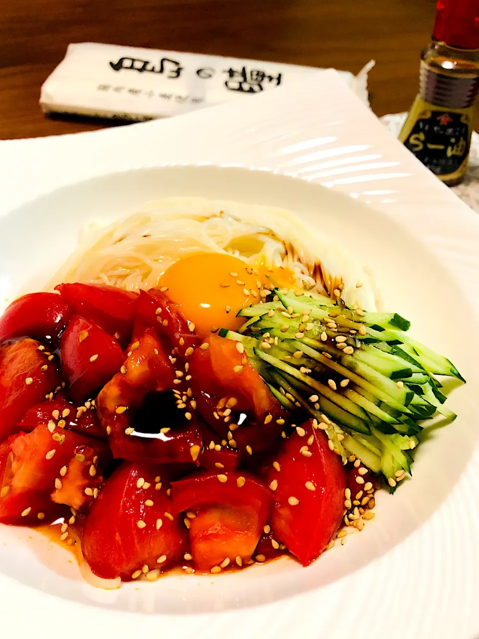 ぽくくんさんの料理 ニントマ🍅ユッケ風😋オイスターソースかけ🤩 小豆島そうめんと一緒に🎶|Norikoさん