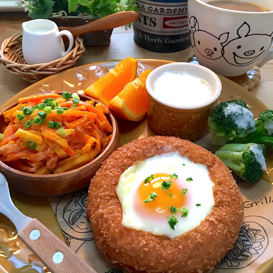 目玉焼きカレーパン🍳と細切りカラムーチョと人参のサラダ🥕🥗|mou mouさん