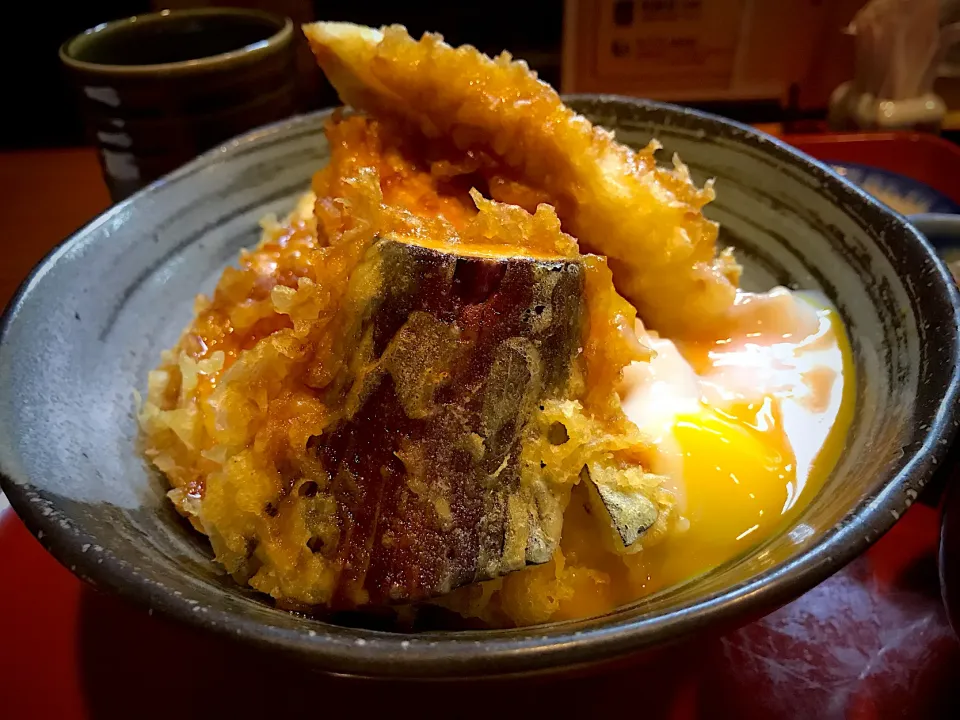 Snapdishの料理写真:厚切りとり天丼 半熟卵のせ 黒酢たれ|なお🅿️さん