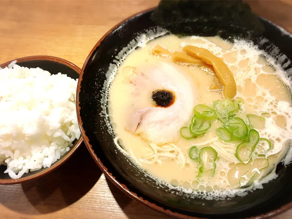 博多とんこつラーメン ¥700|Blue Moon Caféさん