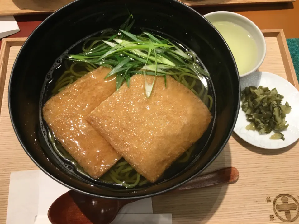 Snapdishの料理写真:中村藤吉 きつね茶蕎麦🦊|にゃふてんさん