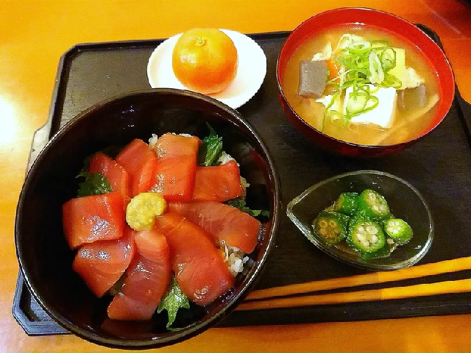 マグロ漬け丼  豚汁  おくらごま和え みかん🍊|chikakoさん