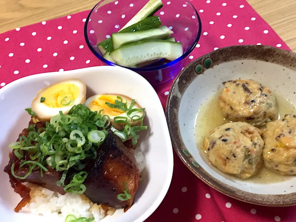 Snapdishの料理写真:豚の角煮丼・きゅうりのピクルス・ひりょうず|さおりさん