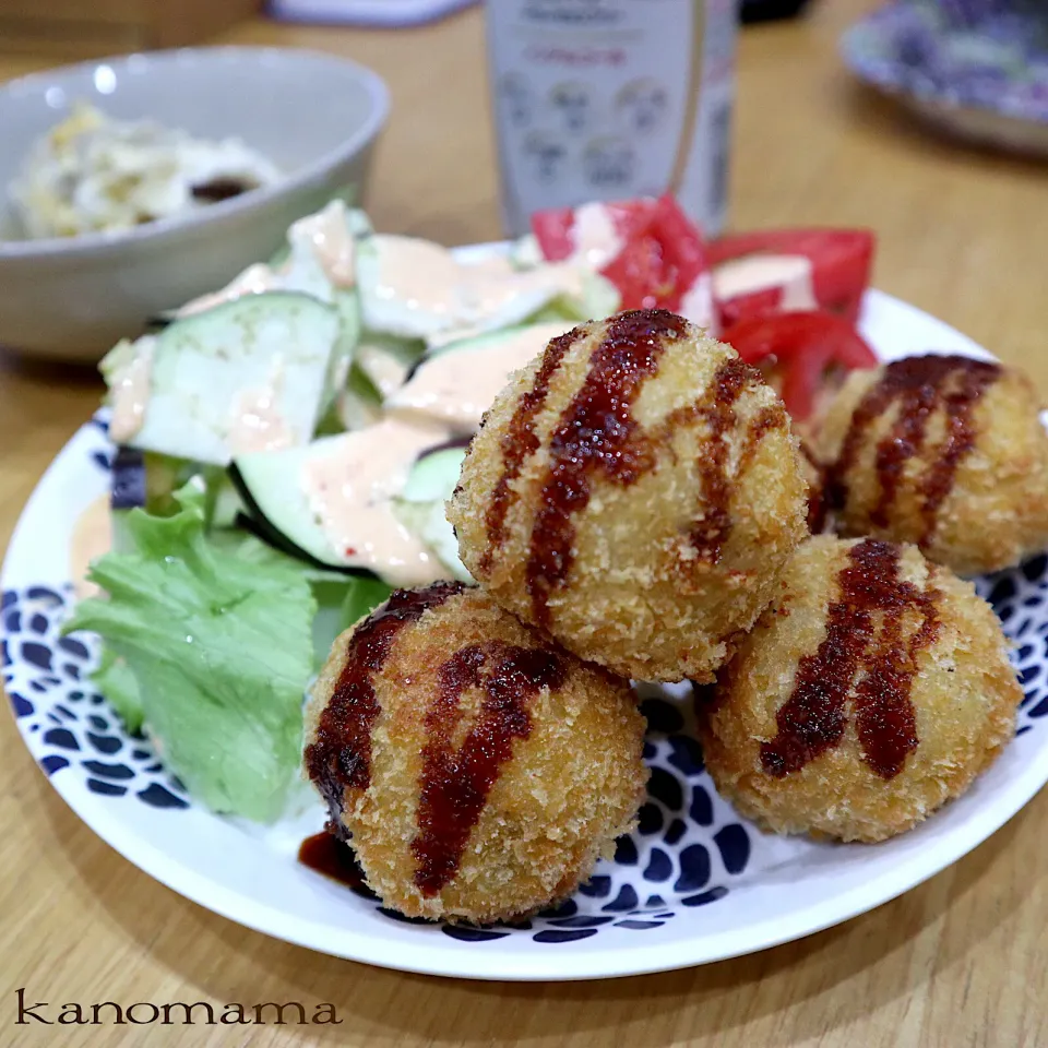 Snapdishの料理写真:きのこポテトコロッケ♪レタスと水茄子サラダ〜〜|ゆきさん