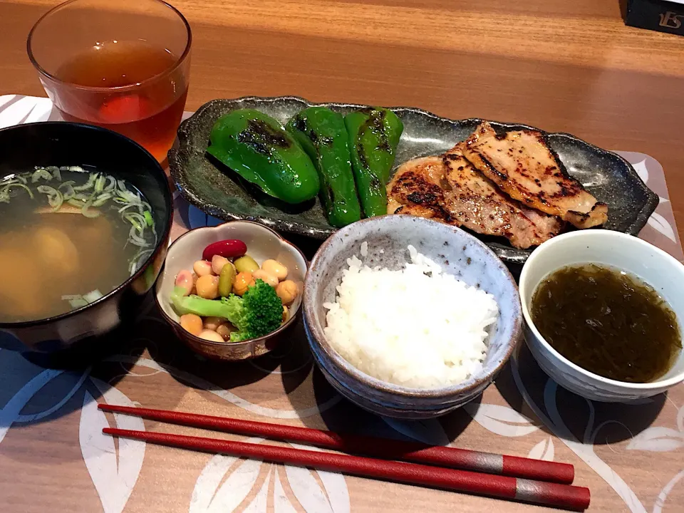 Snapdishの料理写真:晩御飯
豚の味噌漬け、焼きピーマン、もずく黒酢、白米、あさりの味噌汁、煮豆ブロッコリー、ルイボスティー|かよちゃんさん