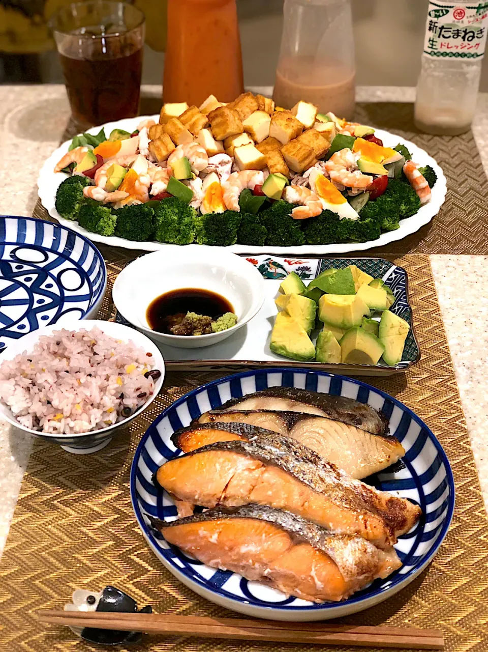 Snapdishの料理写真:焼き魚！アボカド刺身！筋肉モリモリサラダ🥗！|Mayumiさん