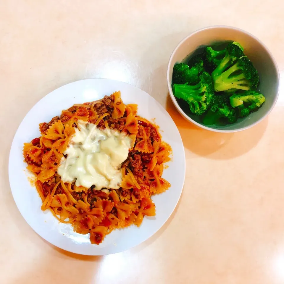 Snapdishの料理写真:🍚チーズトマトミートソースパスタ＆ブロッコリー🍳|Rina (˶‾᷄ ⁻̫ ‾᷅˵)さん