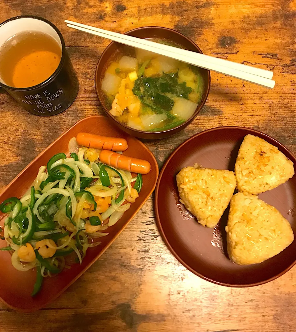 Snapdishの料理写真:焼きおにぎり(バター醤油)
エビとピーマンと玉ねぎの中華炒め
とり野菜味噌汁(具だくさん)|ズボラさん