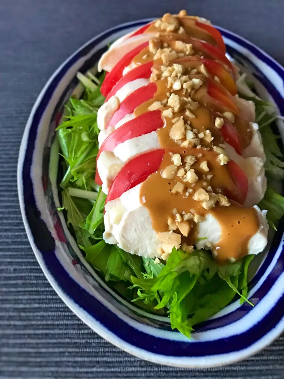 鶏むね肉とトマトのオイマヨソースかけ|アッチさん