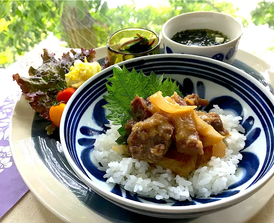 Snapdishの料理写真:昼ごはん  猪肉の甘味噌炒め丼|砂雪さん