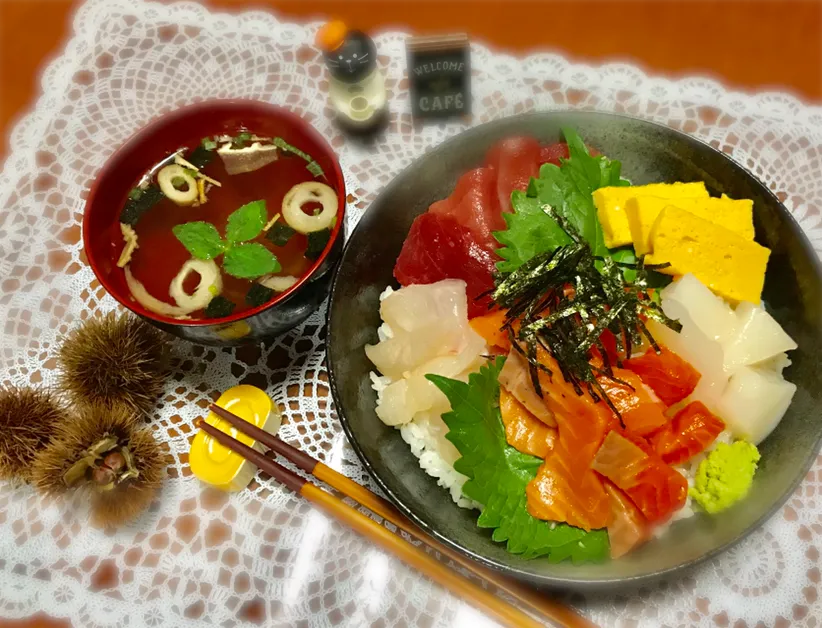 Snapdishの料理写真:海鮮のっけ丼&お吸い物😋🎶|バシュランさん