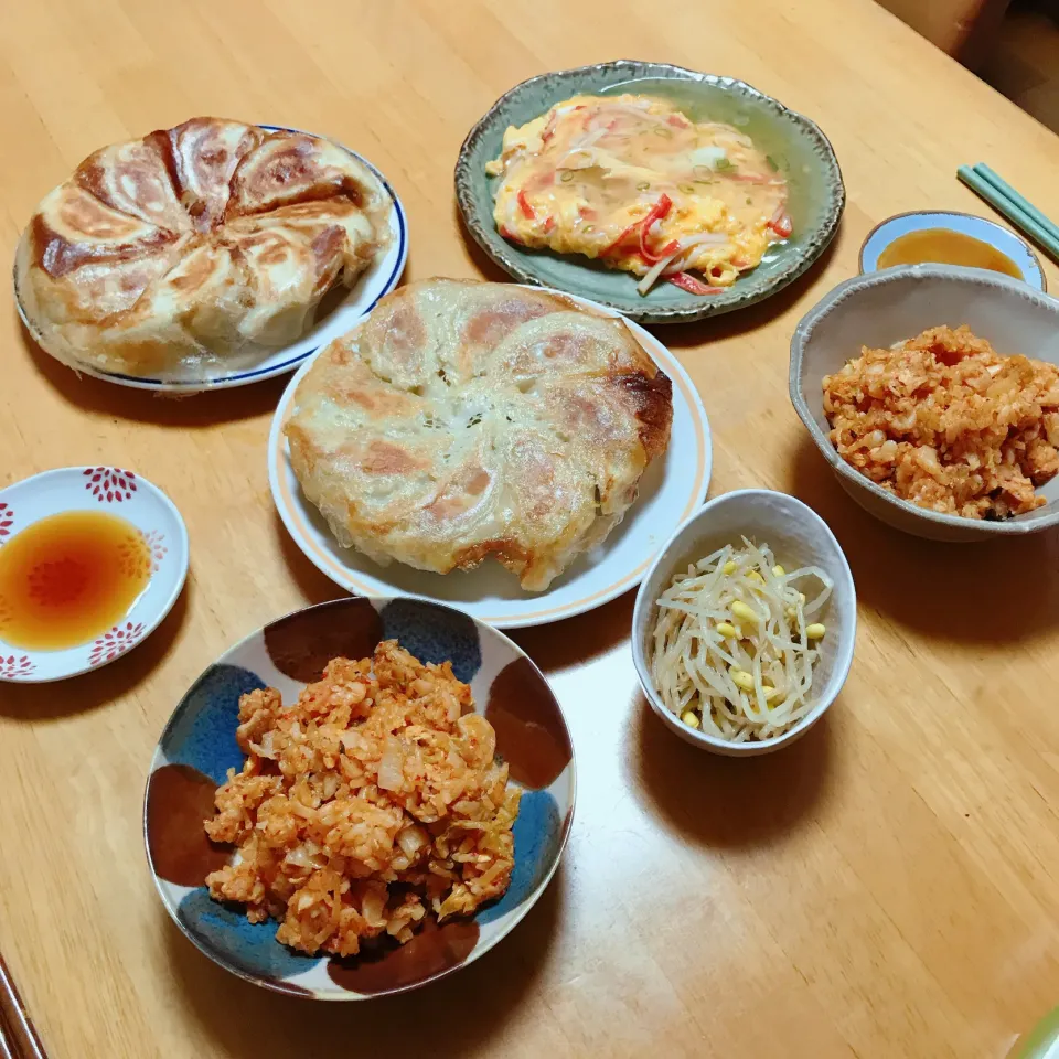 キムチ炒飯と焼き餃子🥟                                          モヤシナムルとカニ玉🦀|ちゃみこさん