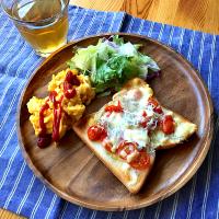 しらすとトマトマリネのチーズトースト、スクランブルエッグ、サラダ