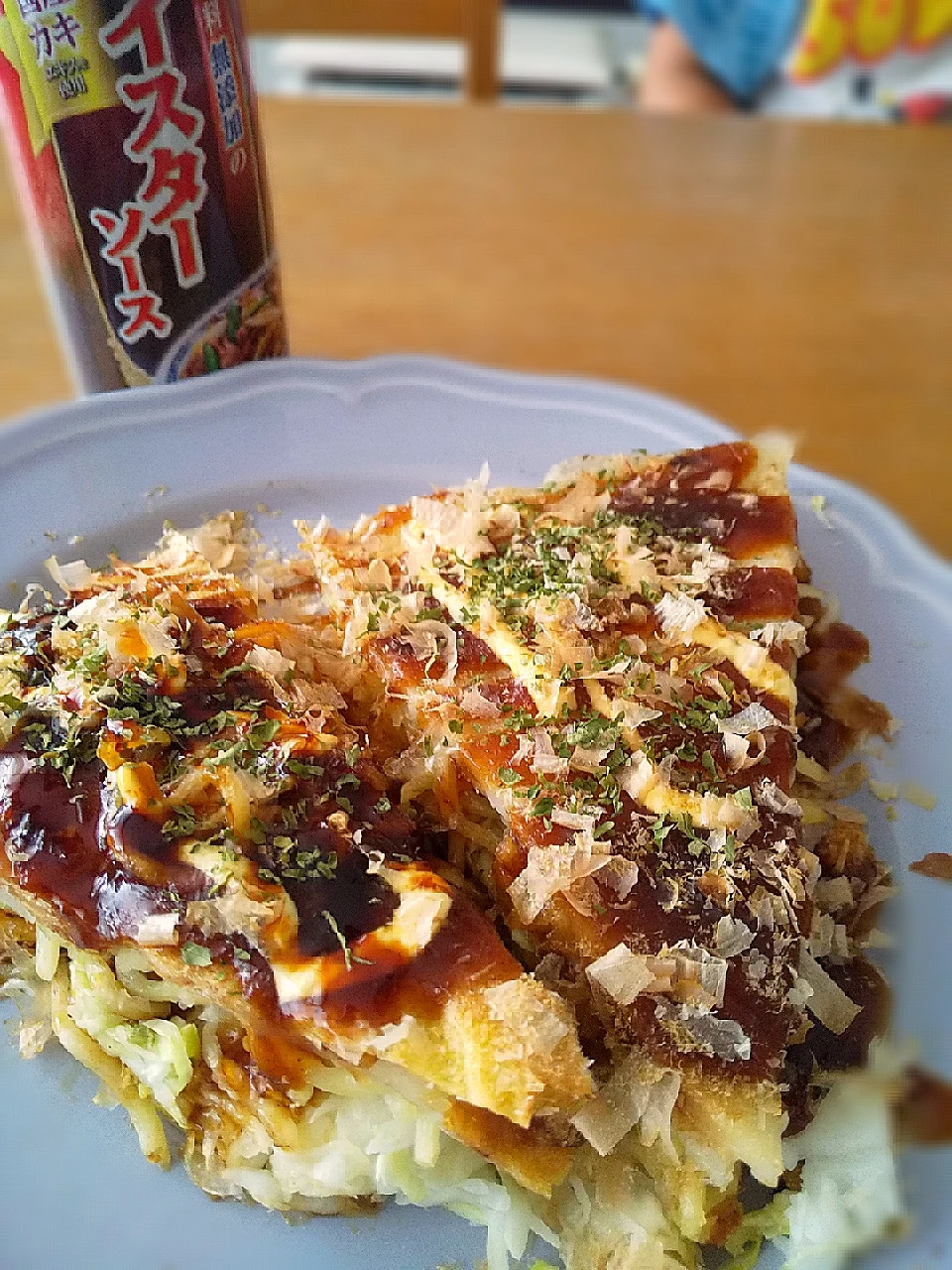 ソース味に飽きてオイスターソースかけてみた2日目のお好み焼き|まきごろうさん