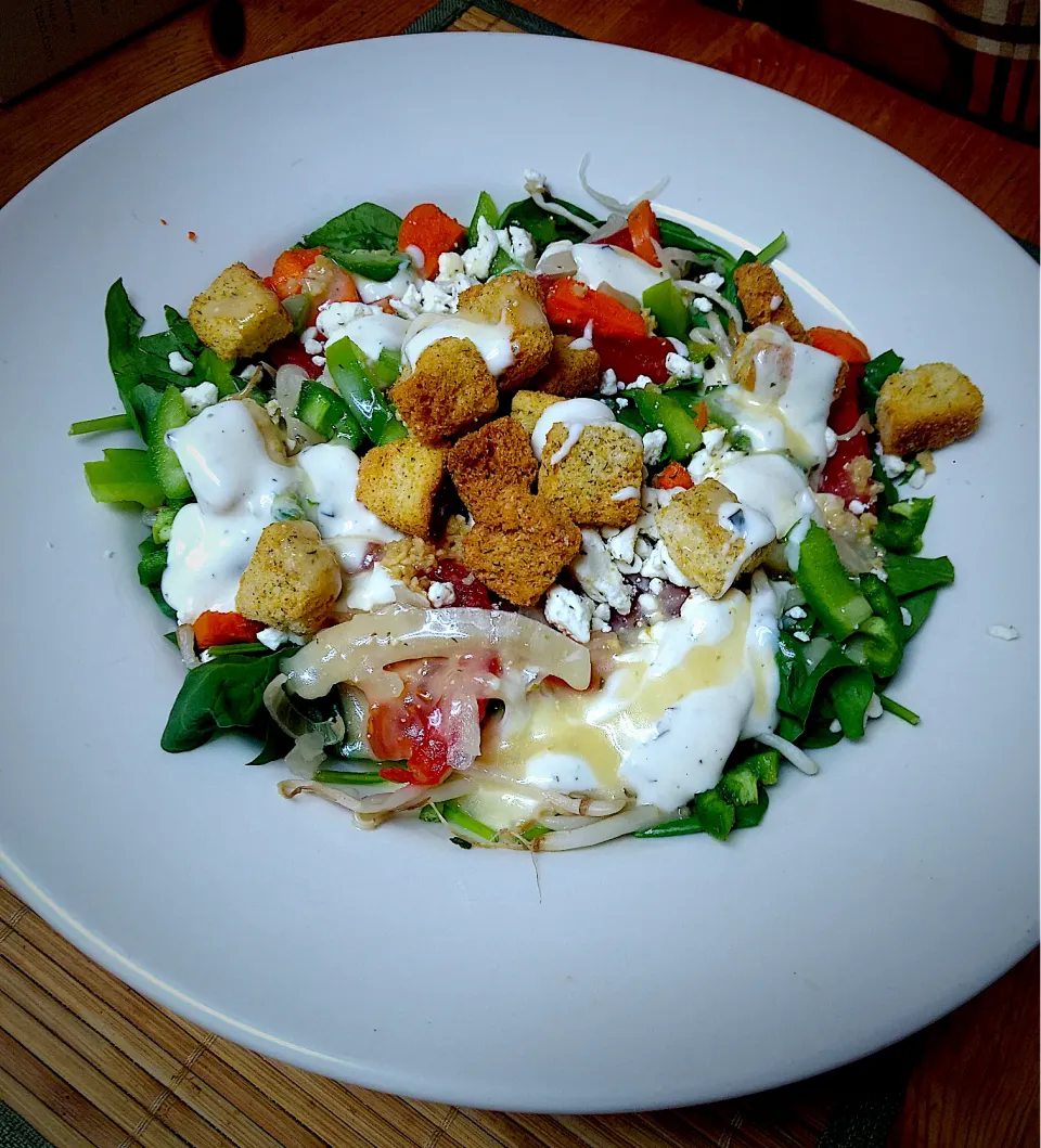 Spinach Salad; Tomato, Onion, Bean Sprouts, Jalapeño, Bell Pepper, Feta Cheese, Italian Dressing, Greek Yogurt Dressing & Croutons|Michaels Culinary Adventuresさん