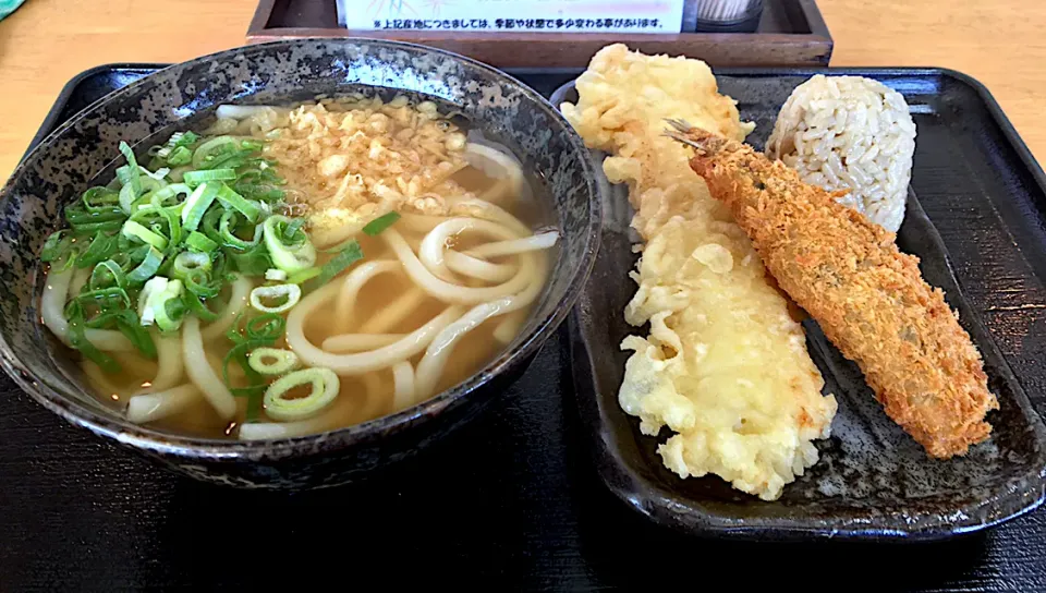 Snapdishの料理写真:今日のランチ                                          #讃岐うどんとんがらし                                      ・イカ天、イワシ紫蘇揚げ                                    ・吉野鶏めし|mottomoさん