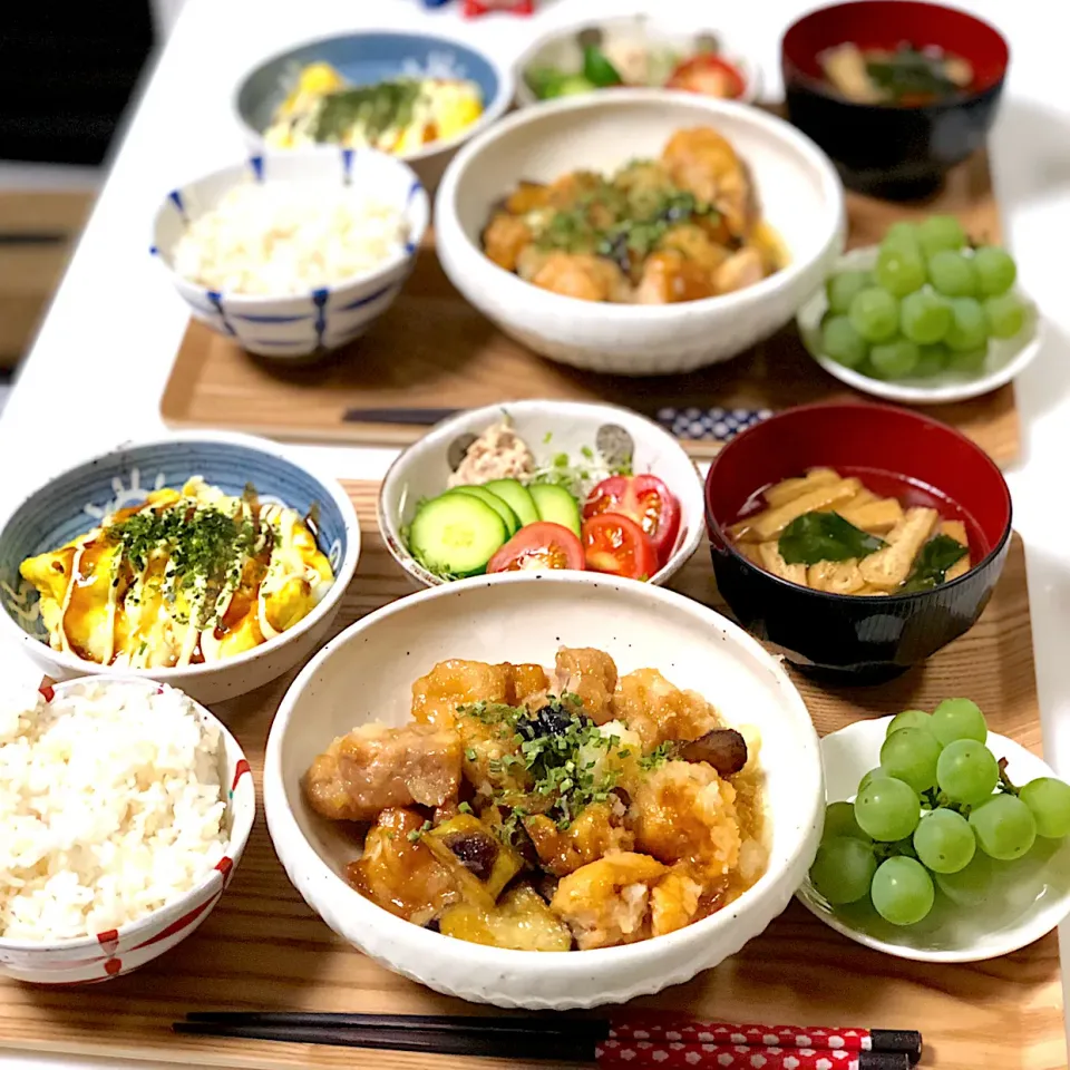 Snapdishの料理写真:茄子と鶏肉のみぞれ煮
とん平焼き
ワカメと揚げのお味噌汁
トマトときゅうりのツナサラダ
玄米+白米
🍇|しーちゃんさん