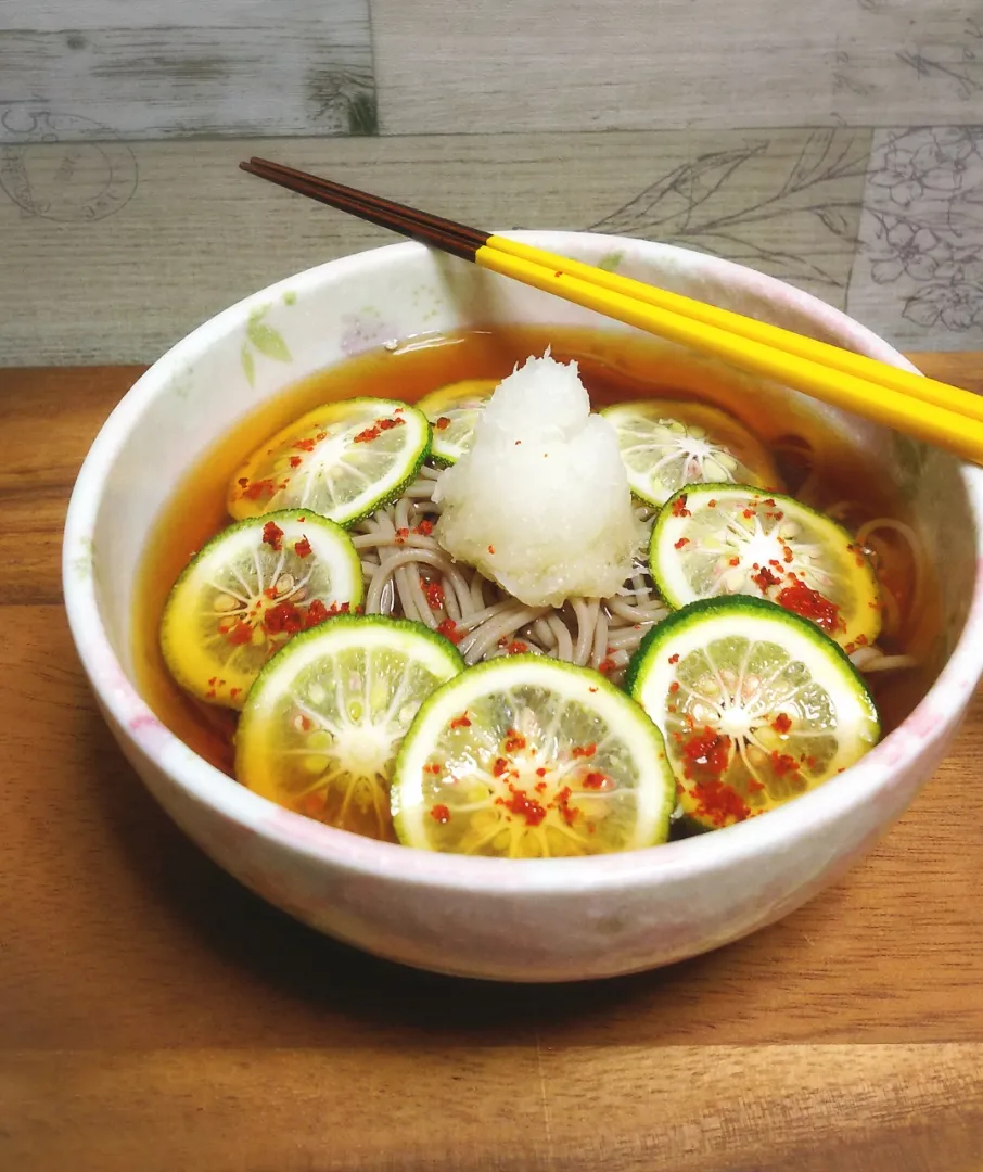 にゃあ（芸名）さんの料理 スダチの冷かけ蕎麦の食べられるいい季節がやってきましたわ🤗暑くて食欲なくても食べられる逸品…だから痩せぬのか🐷|☆Yumi☆さん