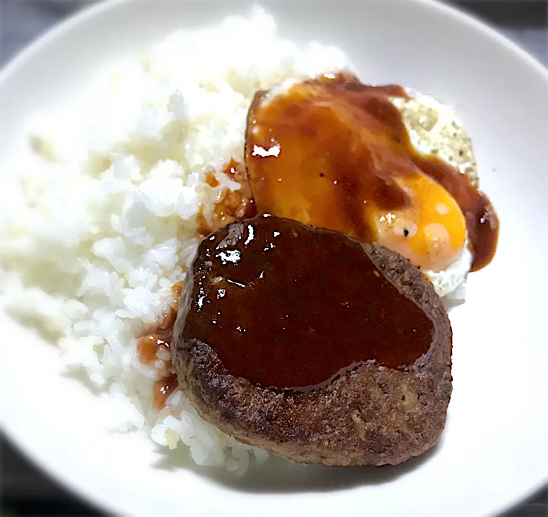 今夜は、懐かしのマルシンハンバーグ目玉焼き添えを、特製ソースをかけて頂きます😋🎵👍|ギムレットさん