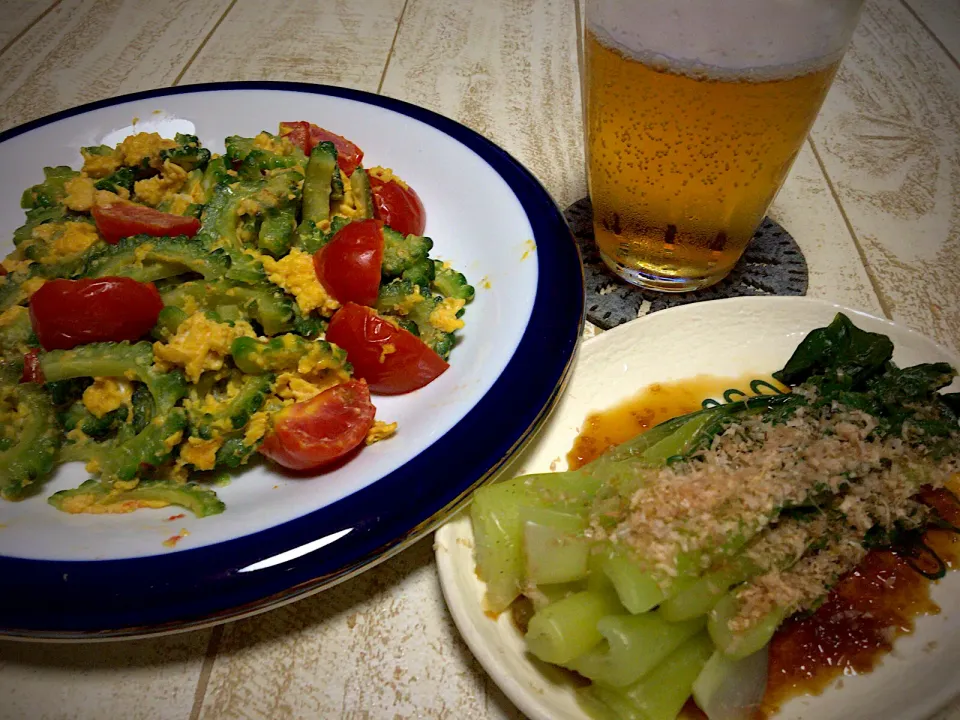 Snapdishの料理写真:今日の男飯絆(・ω・)頂き物のゴーヤとチンゲン菜を使ったゴーヤとトマトの卵炒め&チンゲン菜のお浸し↑↑↑|ひーちゃんさん