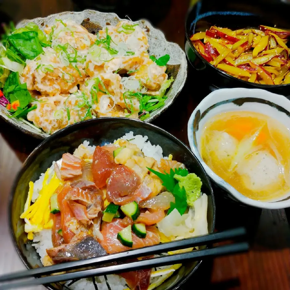 賄いランチ
漬け丼
唐揚げ たらマヨソースあえ
つみれ汁 
大学芋|ファンメイ🌺さん