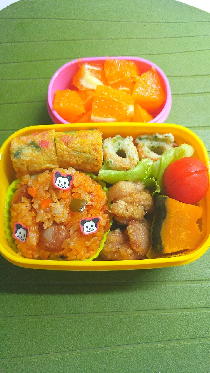 ☆４歳児保育園弁当☆ケチャップライス＊カニカマ玉子焼き＊竹輪磯揚＊ミニトマト＊南瓜煮物＊鶏の唐揚げ＊オレンジ|ｼｮｺﾗさん