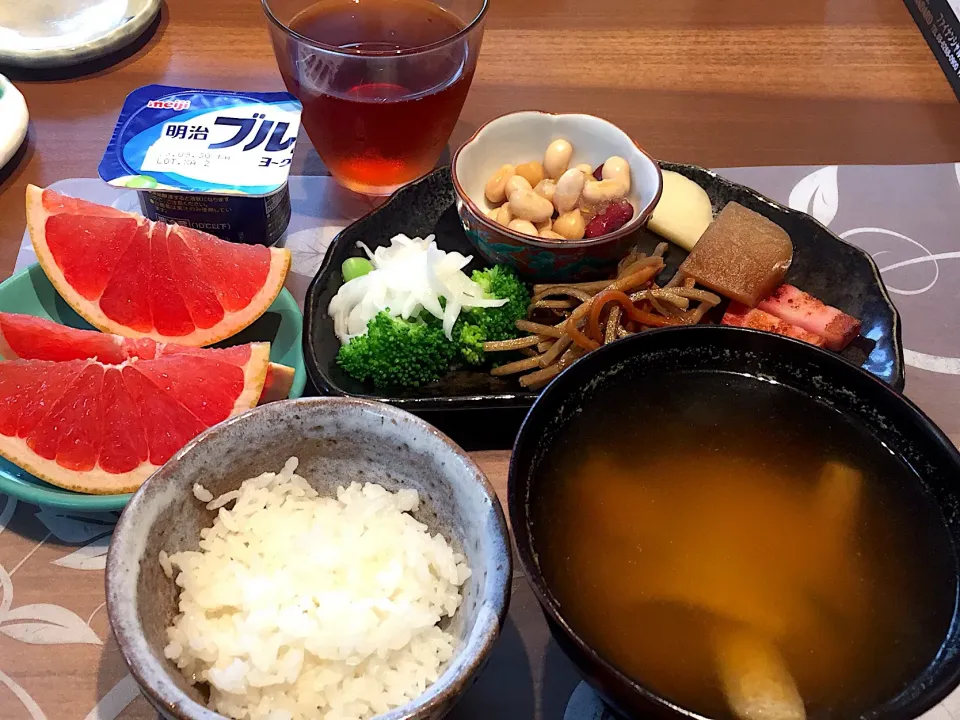 朝ごはん
大根煮物、ベーコン炒め、きんぴらごぼう、ブロッコリー、玉ねぎマリネ、豆、漬物、白米、かぼちゃの味噌汁、グレープフルーツ、白ぶどうヨーグルト、ルイボスティー|かよちゃんさん