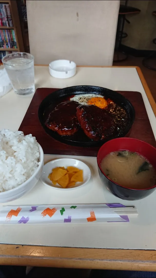 平野区加美「カフェラルーンドエスト」の「Wハンバーグ定食」|たかしさん