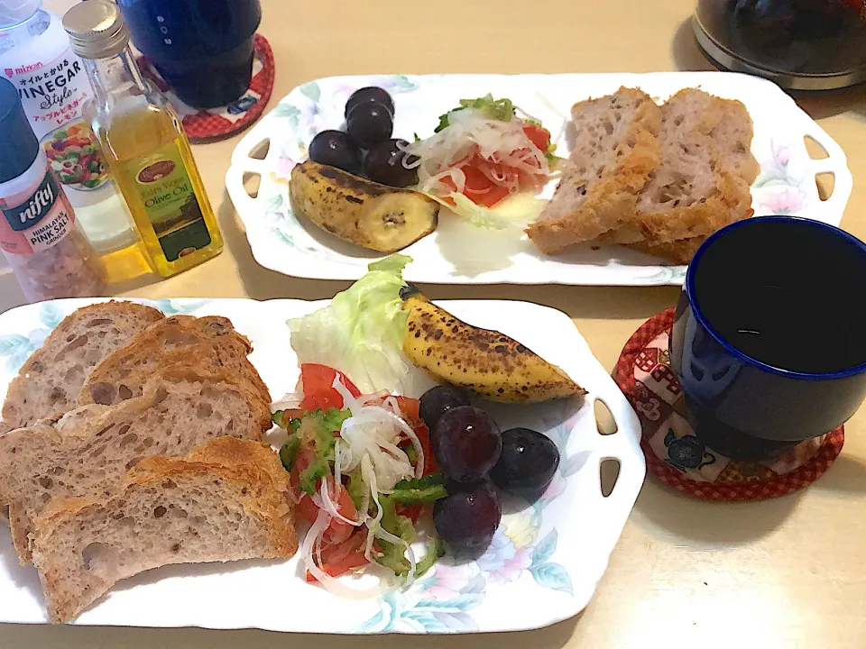 Snapdishの料理写真:9/20(金)朝食 ＃朝ごはん •くるみパン /トマトサラダ /フルーツ    •コーヒー|おさんどんさん