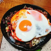 Snapdishの料理写真:手抜きピビンパ
市販の素を使ってます。
牛肉を刻んで味付け。
目玉焼き乗っけ。
|ハモンドさん