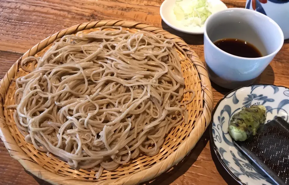 最近蕎麦率があまりに高いので、今日こそは違うもの…って思ってたのに「新そば始めました。品種 きたわせ」なんて張紙されたら…お店に吸い込まれてしまうでしょうぞ🤣|にゃあ（芸名）さん