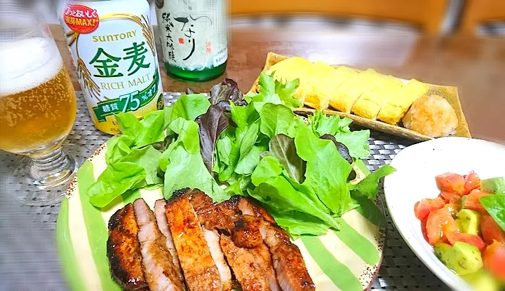 Snapdishの料理写真:トンカツ用豚肉のチャーシュー🐽
アボカド🥑トマト🍅サラダ
だし巻き卵🥚  🍺🍶|びせんさん