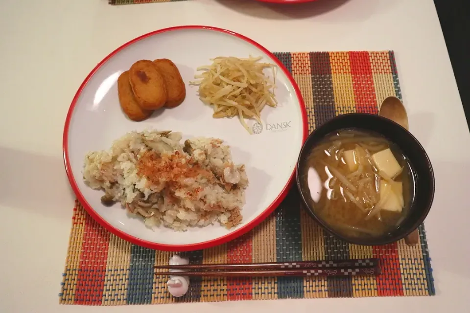 今日の夕食 ごぼうとツナの炊き込みご飯、さつま揚げ、もやしのごま和え、高野豆腐ともやしの味噌汁|pinknari🐰🌈さん