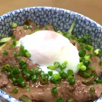 Snapdishの料理写真:黒毛和牛小間切れでなんちゃってステーキ丼〜温泉卵を添えて〜|なちゅさん