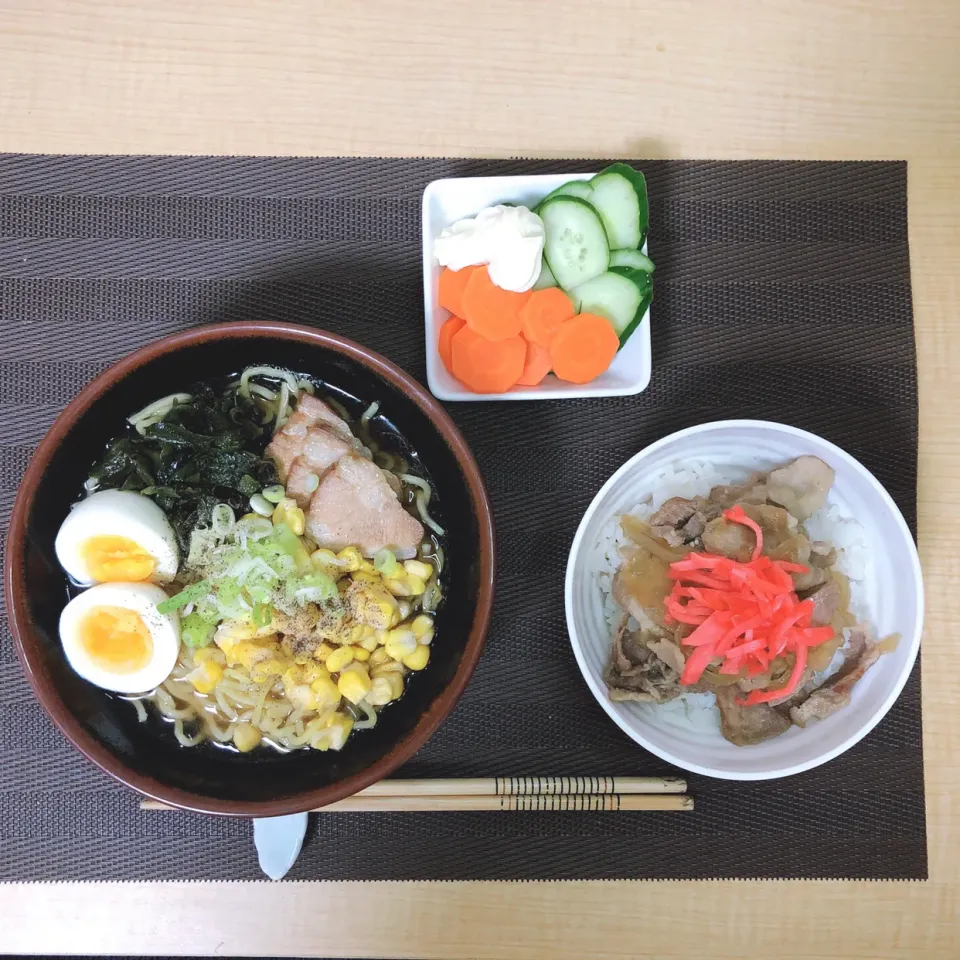 Snapdishの料理写真:鶏ダシの素で作る醤油ラーメン＆豚丼小！うますぎる！|まちゃさん