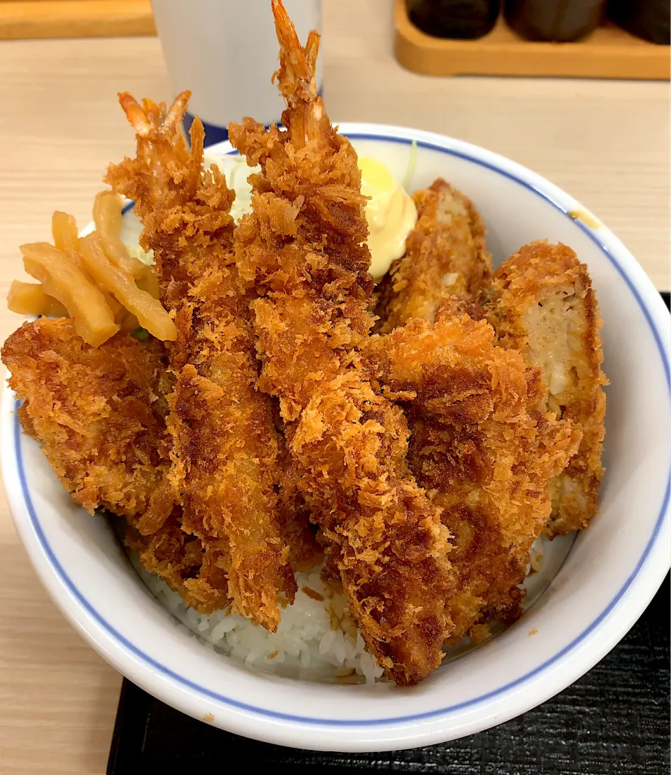 全部のせかつ丼  ロースカツ 海老フライ二本 ヒレカツ メンチカツ|るみおんさん