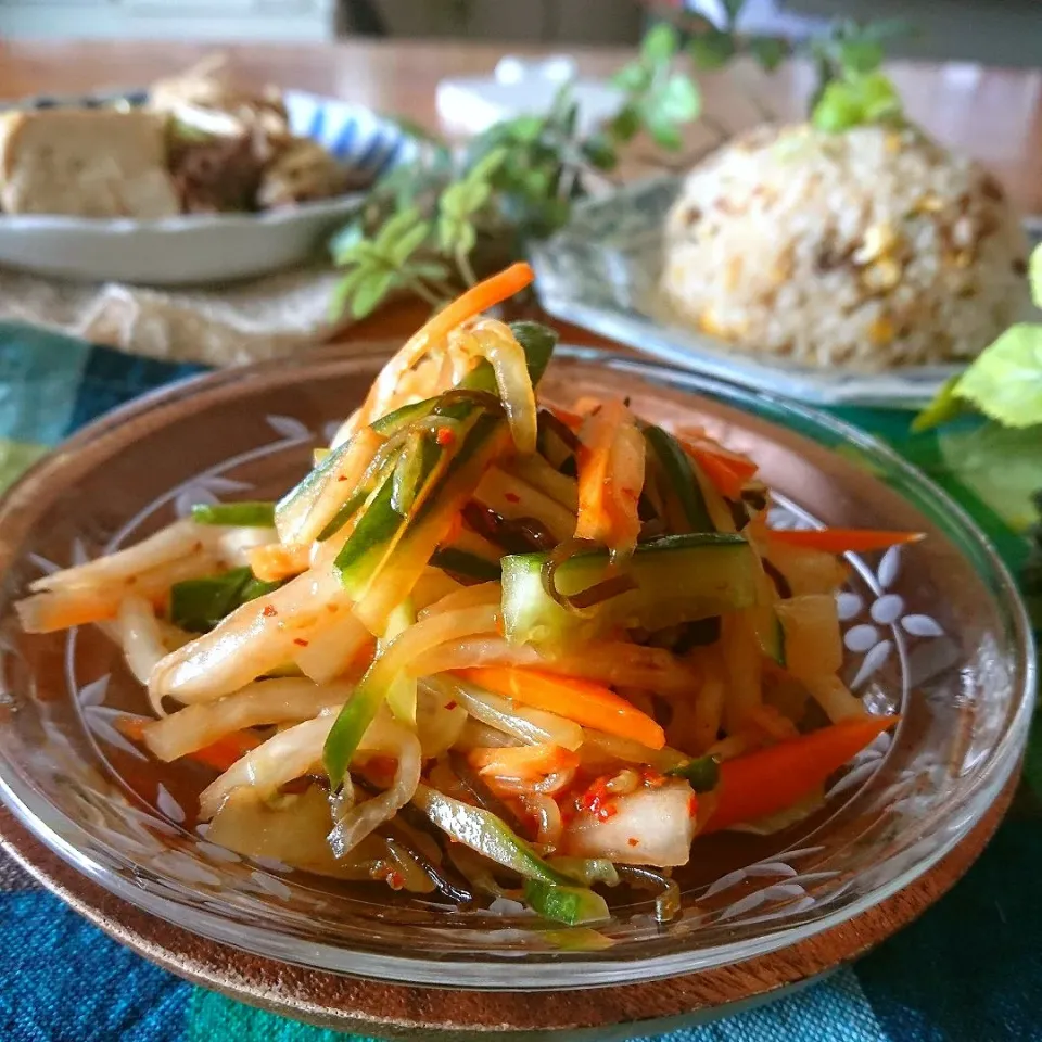 Snapdishの料理写真:じょうさんの料理 塩昆布と大根、にんじん、きゅうりのピリ辛和え|とまと🍅さん