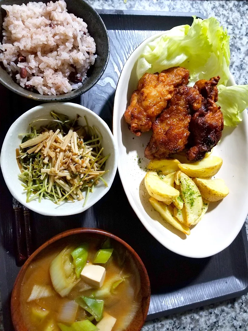 雑穀米
フライドチキン
ポテトフライ
豆苗とえのきの炒め物
味噌汁|あぁちゃんさん