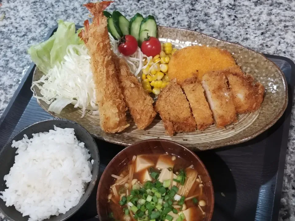 ミックスフライ
・えび
・コロッケ
・チキンカツ
味噌汁|あぁちゃんさん