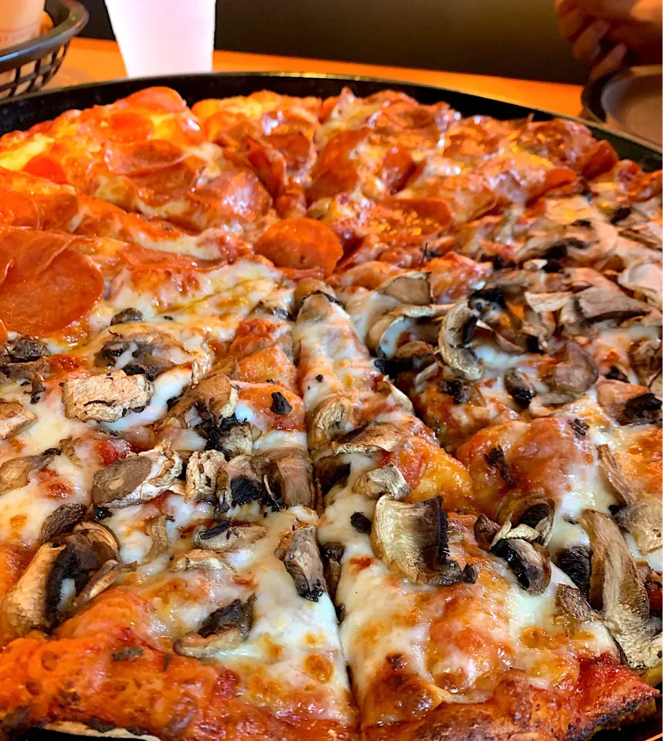 Snapdishの料理写真:Shakeys 1/2 pepperoni & mushroom|🌺IAnneさん