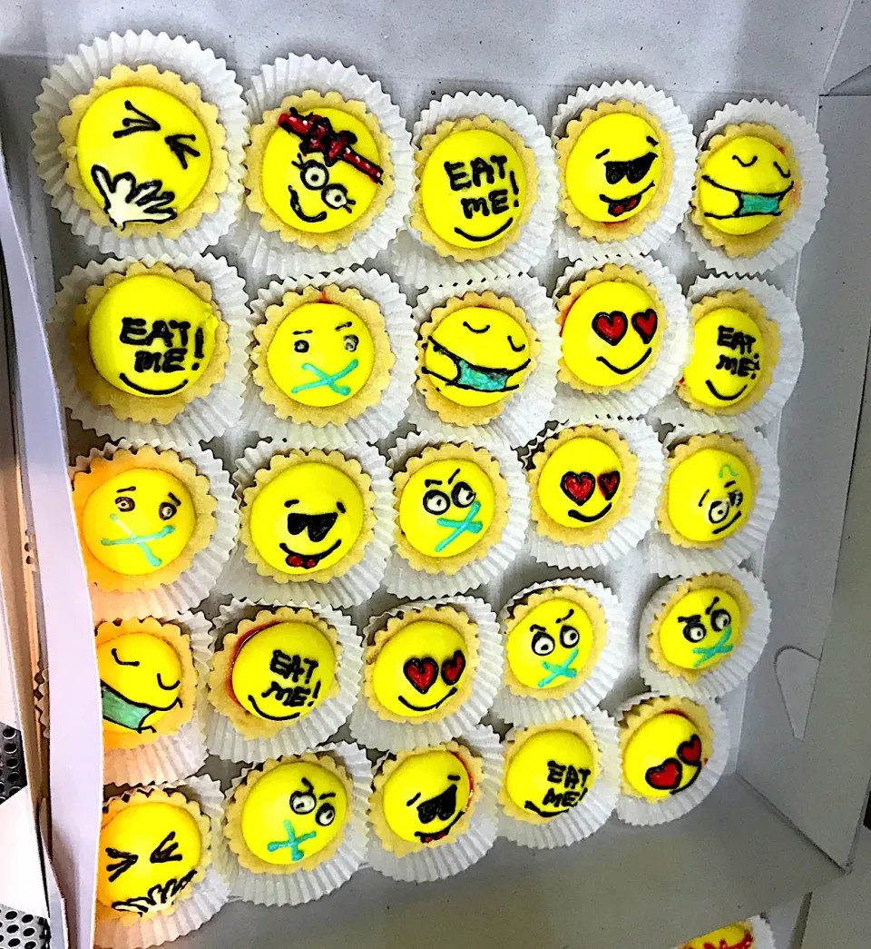 Snapdishの料理写真:Minion mini tarts|Jones Lee Dinoさん