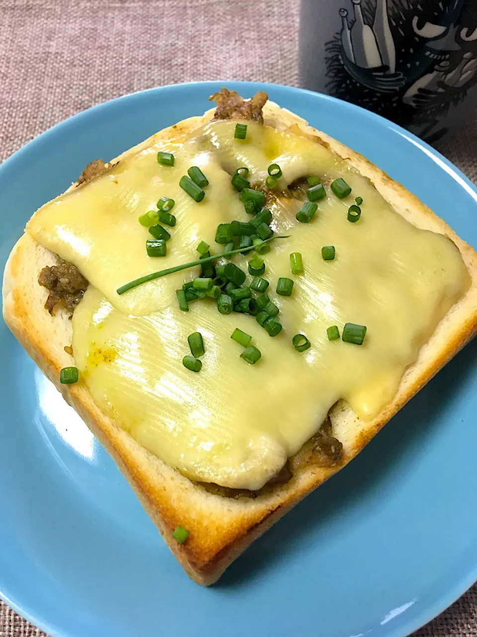 サバ味噌カレーチーズトースト
(サバの味噌煮缶の成れの果て)
 #あるもので  #簡単料理  #節約料理|morimi32さん