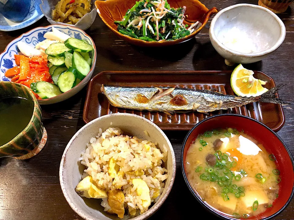 旬の食卓〜🌰栗ご飯と秋刀魚🐟の塩焼き♫•*¨*•.¸¸♪|シロンさん