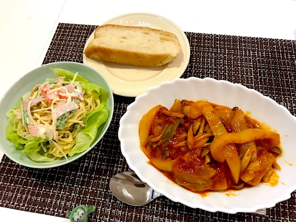 Snapdishの料理写真:#チキンのトマト煮込み #スパサラダ #パン|ゆぺこさん